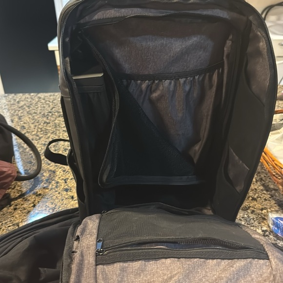 Nomadic 20L Backpack in black. Like new, used once - Picture 3 of 11